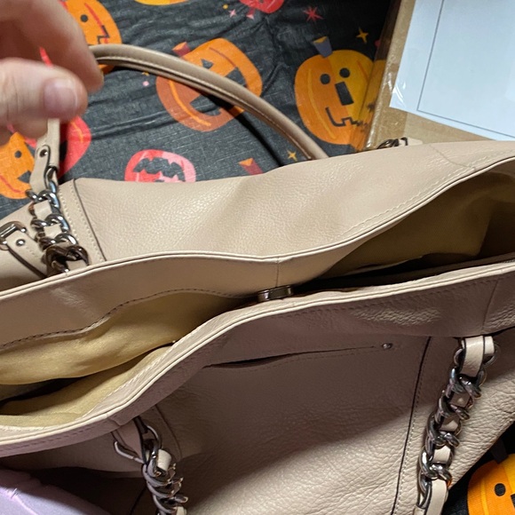 B. Makowsky Elegant pale pink leather Tote Bag - Picture 4 of 16